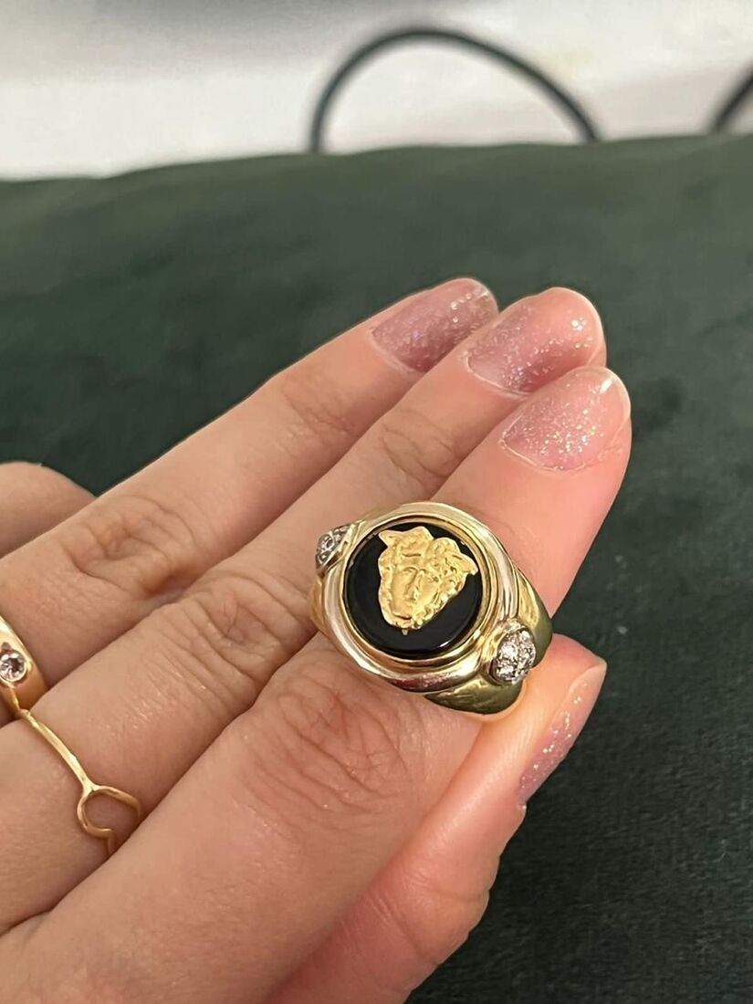Anel dourado com ônix e brasão