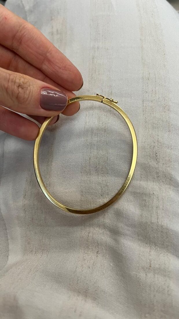 Bracelete dourado rígido