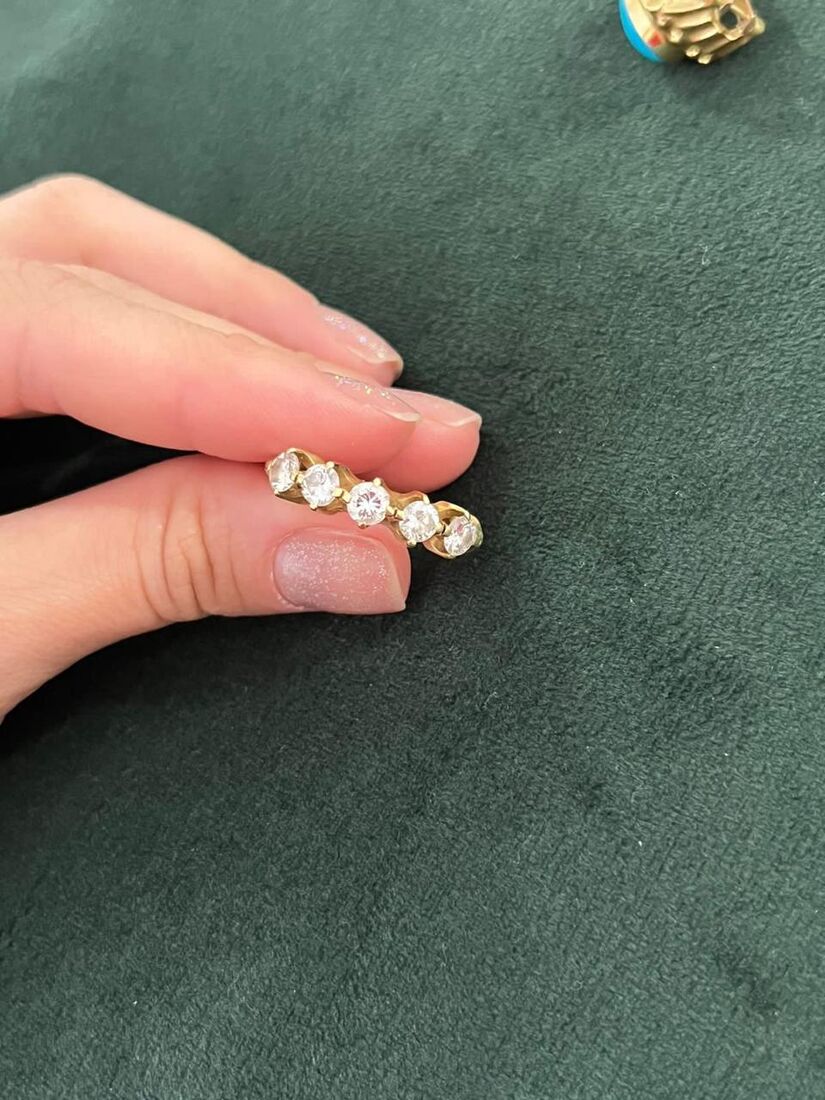 Brinco de barra dourado com pedras brancas
