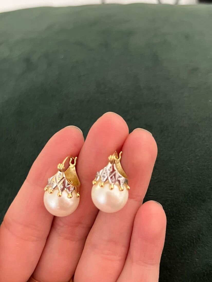 Par de brincos com pérolas e detalhes dourados