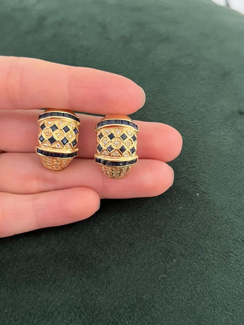 Brincos dourados com padrão xadrez de safiras