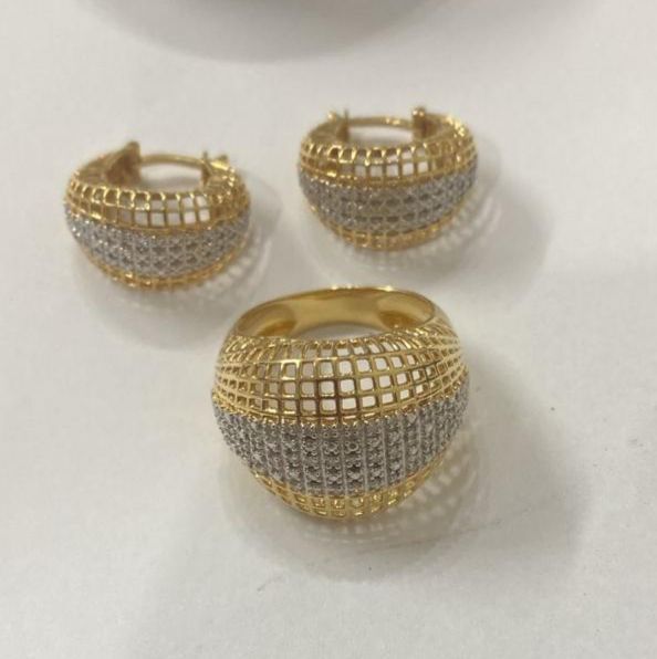 Conjunto de brincos e anel dourados vazados com brilhantes