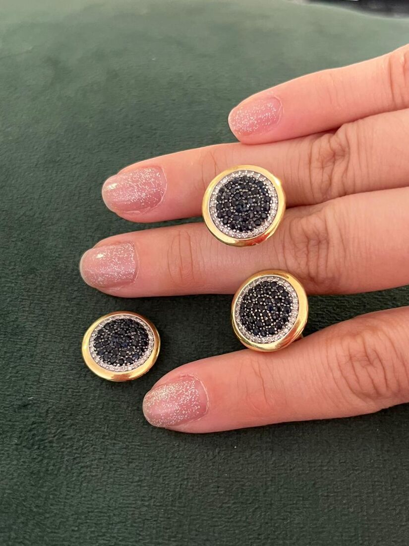 Conjunto de brincos e anel dourados com pedras escuras