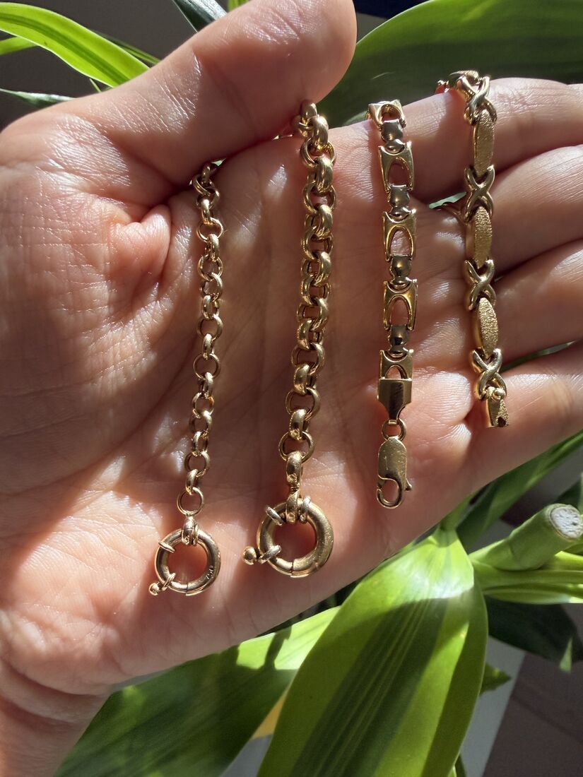 Quatro pulseiras douradas de elos diferentes
